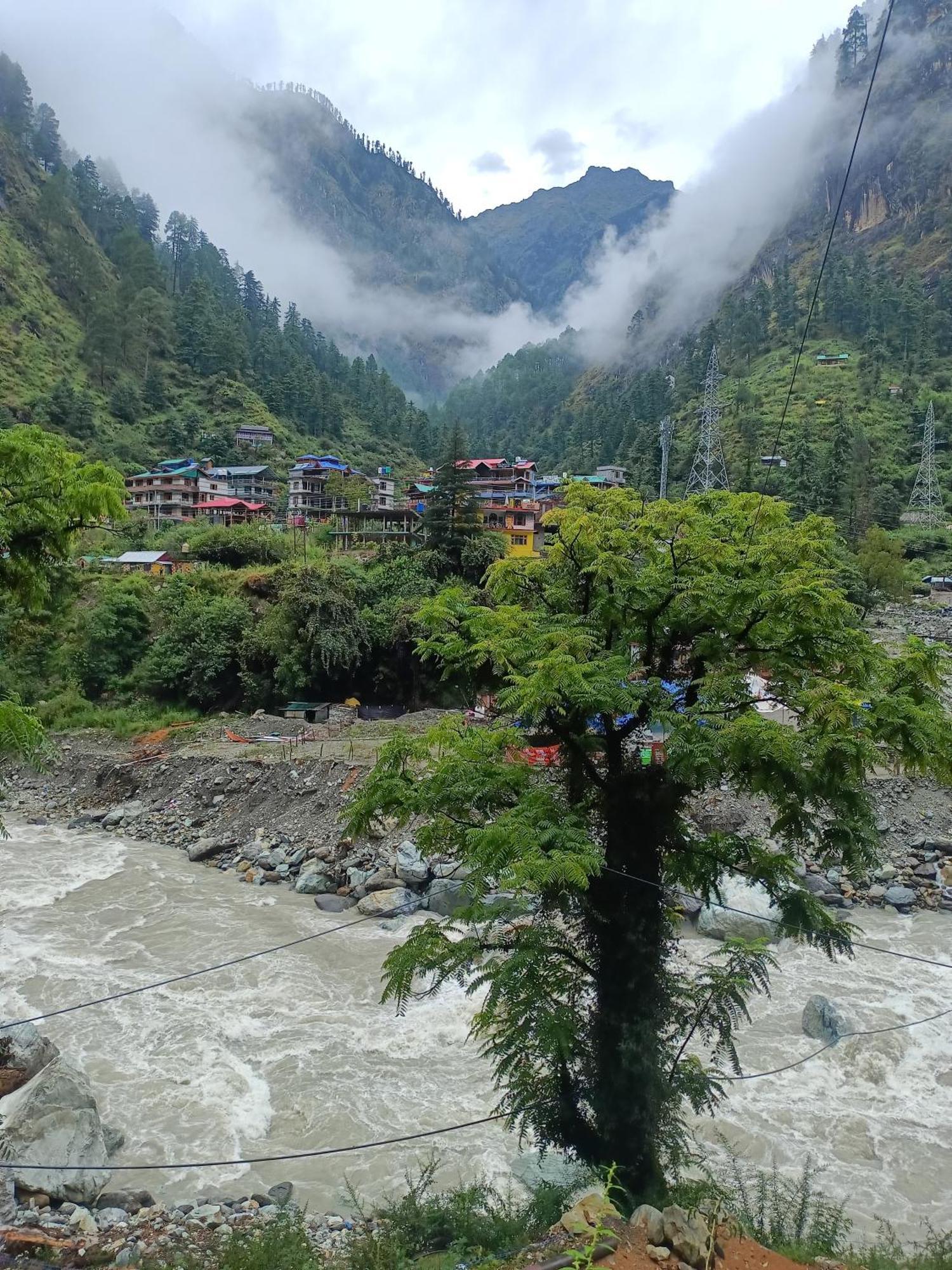 Pahadirovers Homestay & Cafe Kasol Exterior foto