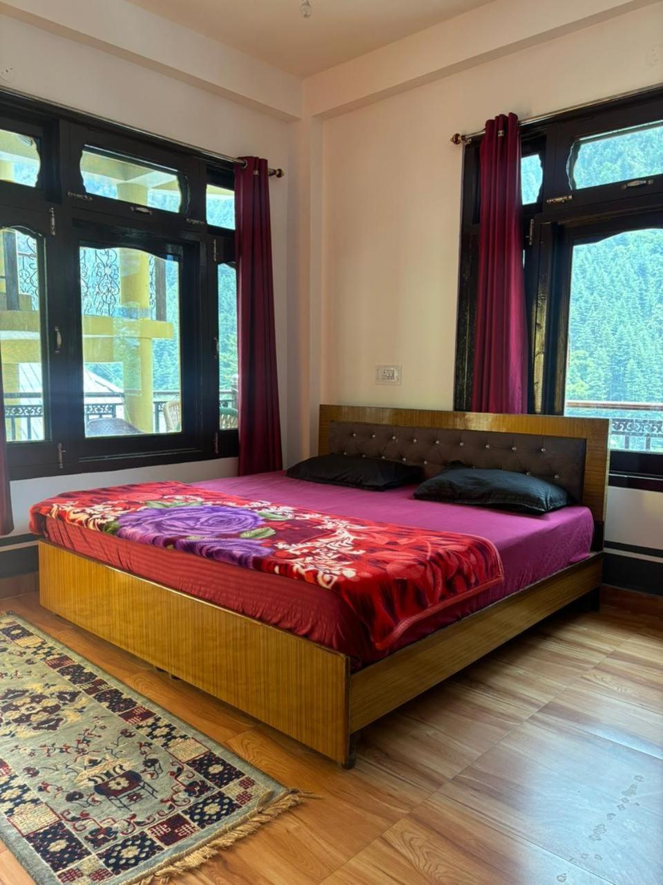 Pahadirovers Homestay & Cafe Kasol Exterior foto