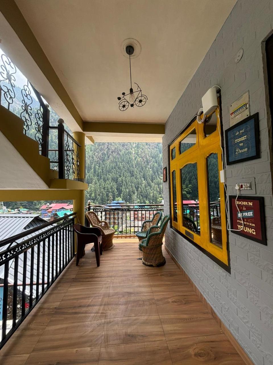 Pahadirovers Homestay & Cafe Kasol Exterior foto