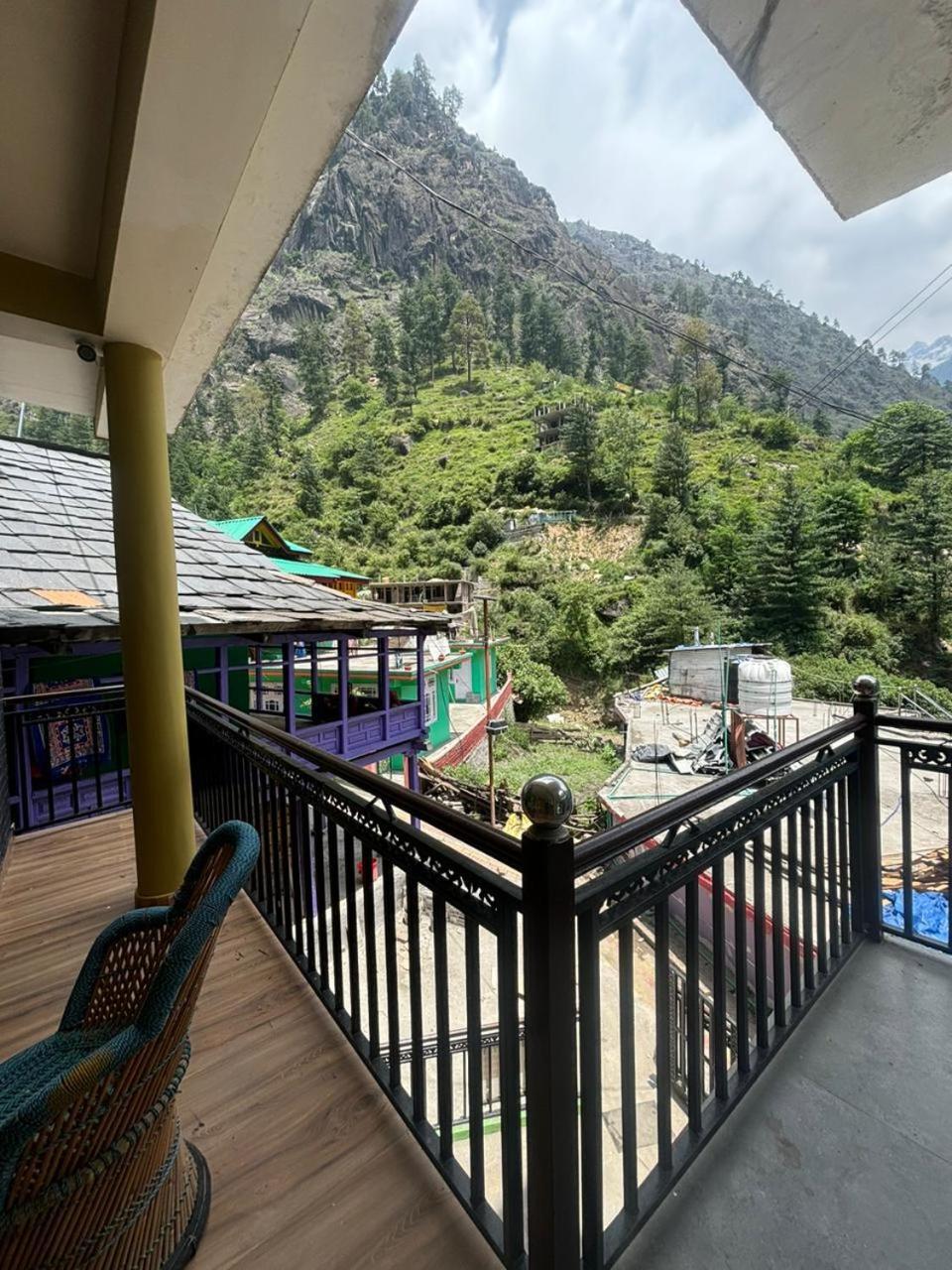 Pahadirovers Homestay & Cafe Kasol Exterior foto