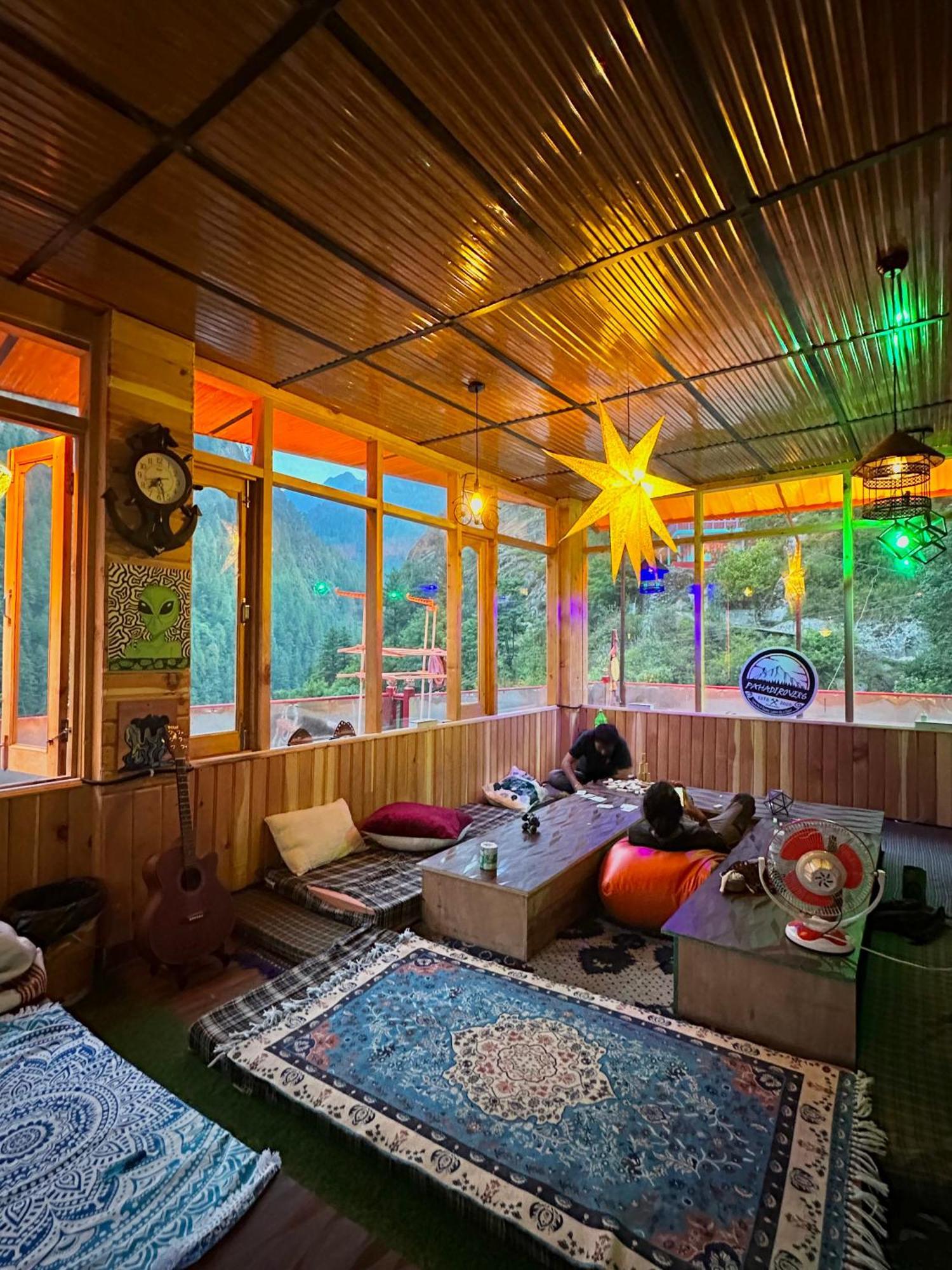 Pahadirovers Homestay & Cafe Kasol Exterior foto