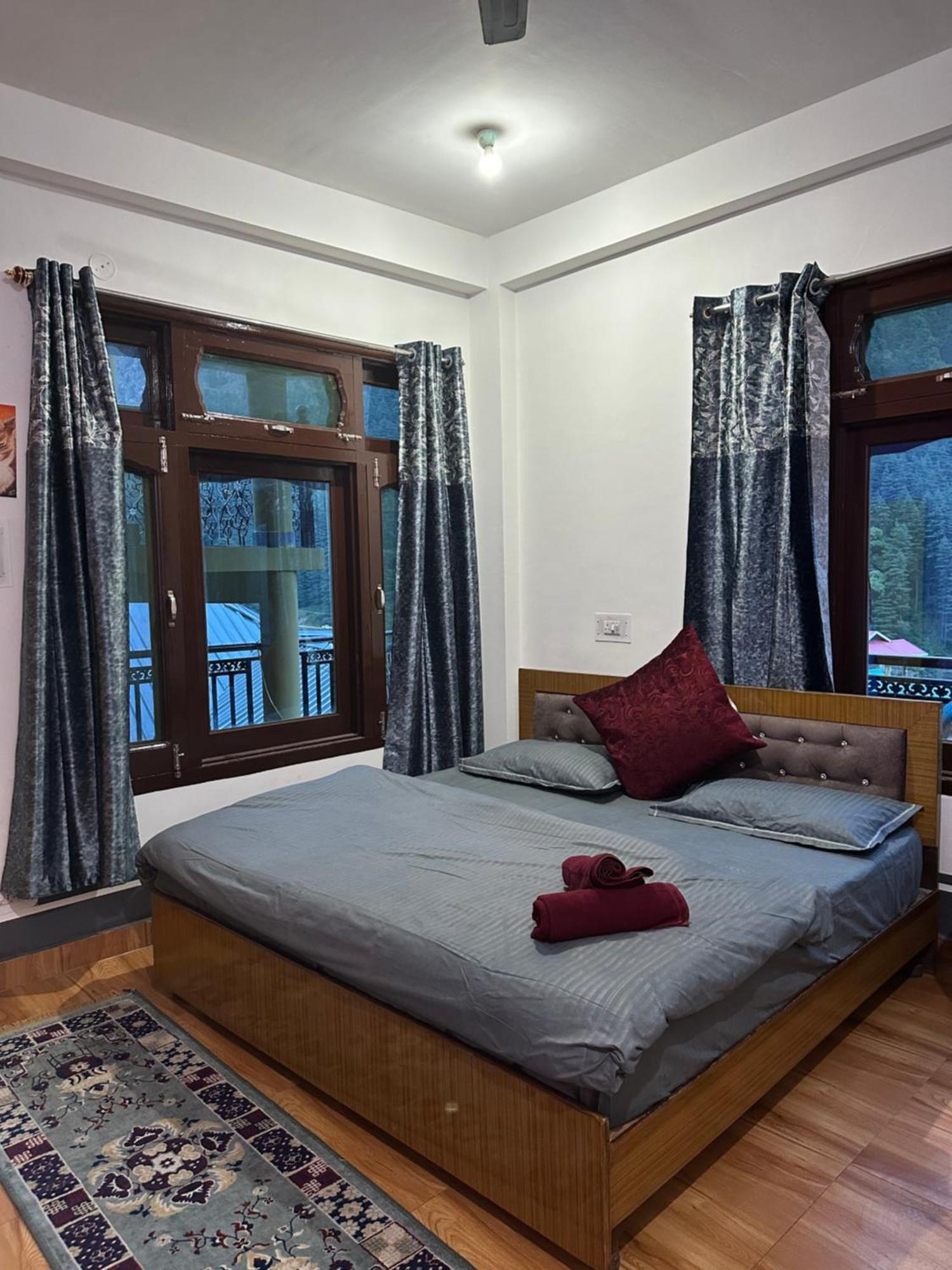 Pahadirovers Homestay & Cafe Kasol Exterior foto