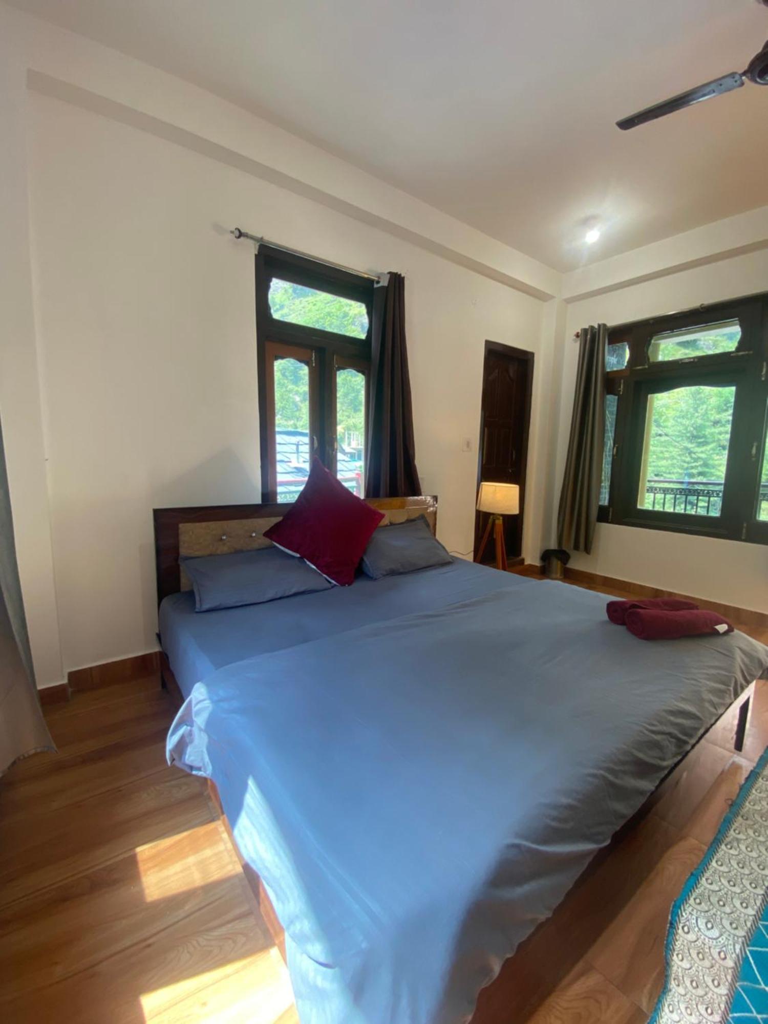Pahadirovers Homestay & Cafe Kasol Exterior foto
