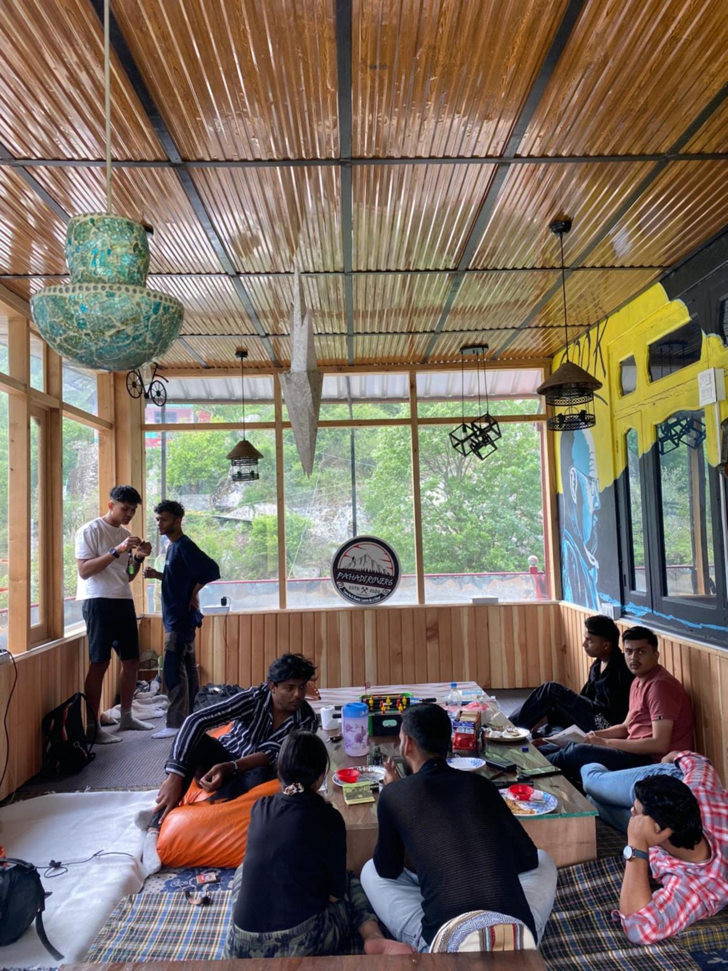 Pahadirovers Homestay & Cafe Kasol Exterior foto