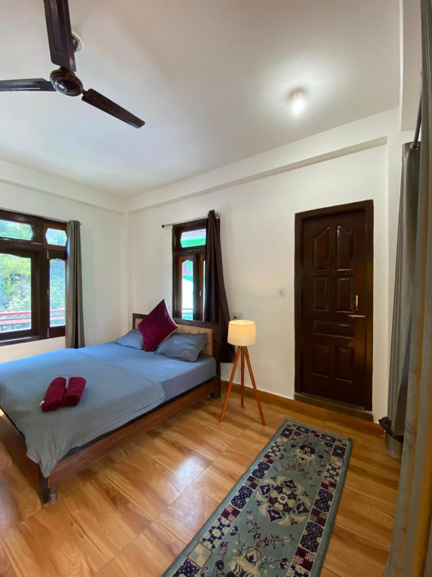 Pahadirovers Homestay & Cafe Kasol Exterior foto