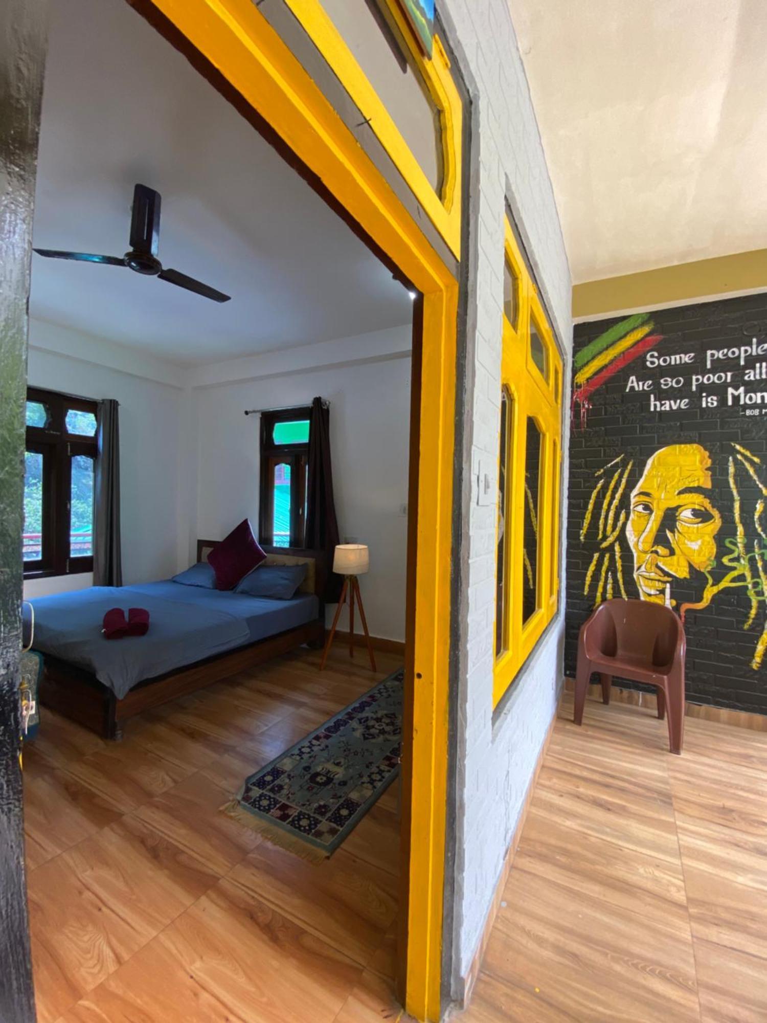 Pahadirovers Homestay & Cafe Kasol Exterior foto