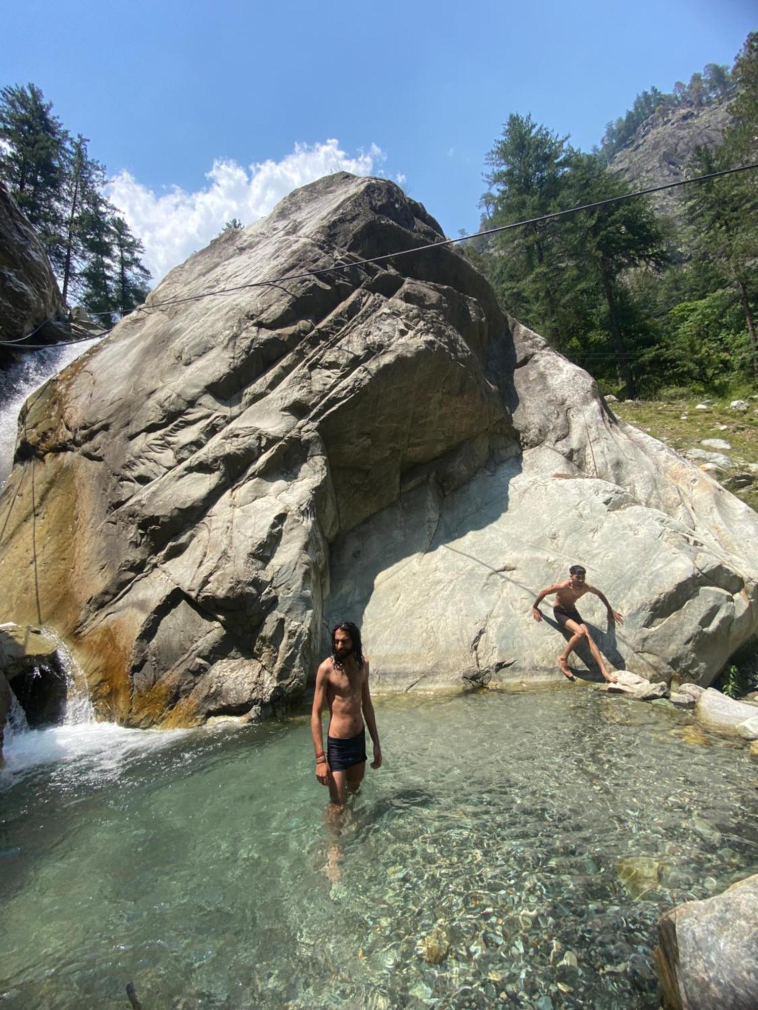 Pahadirovers Homestay & Cafe Kasol Exterior foto