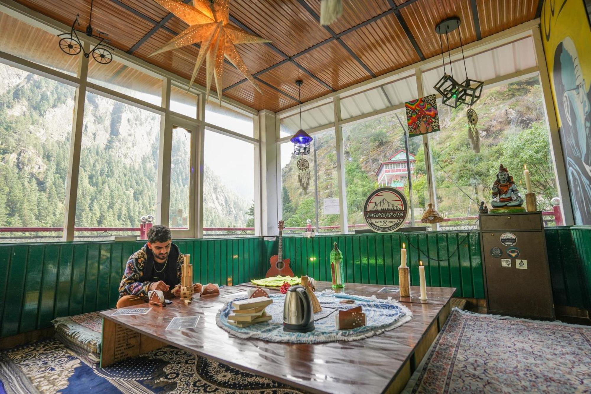 Pahadirovers Homestay & Cafe Kasol Exterior foto